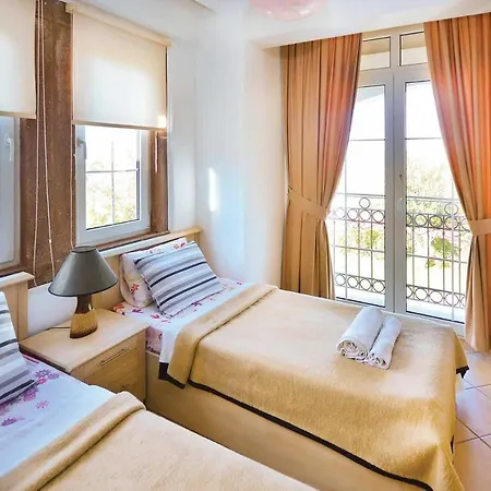 فيلة Sleeps 6 Air Con Wifi